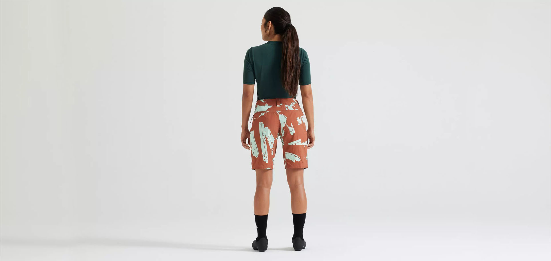 ADV AIR SHORT WMN TRCTA APPROACH 2