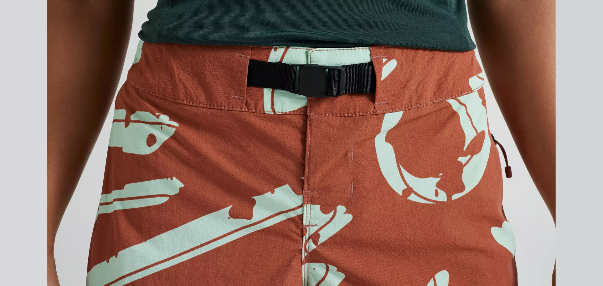 ADV AIR SHORT WMN TRCTA APPROACH 3