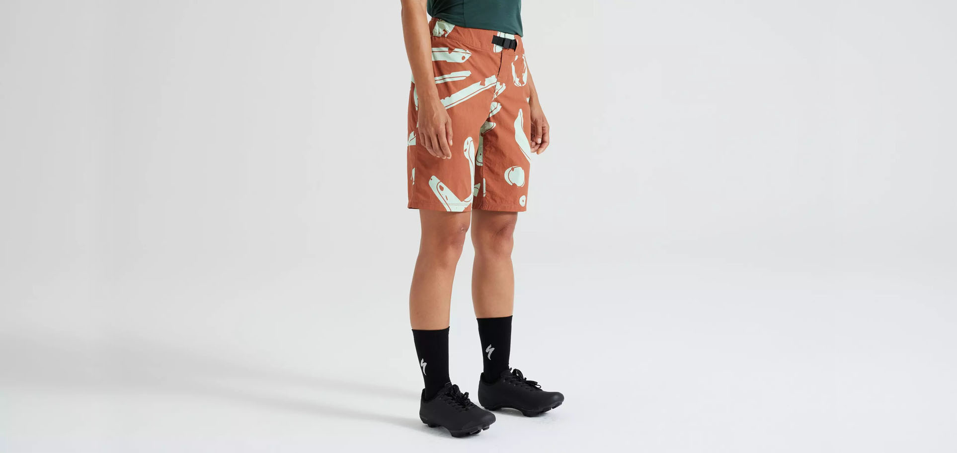 ADV AIR SHORT WMN TRCTA APPROACH 5